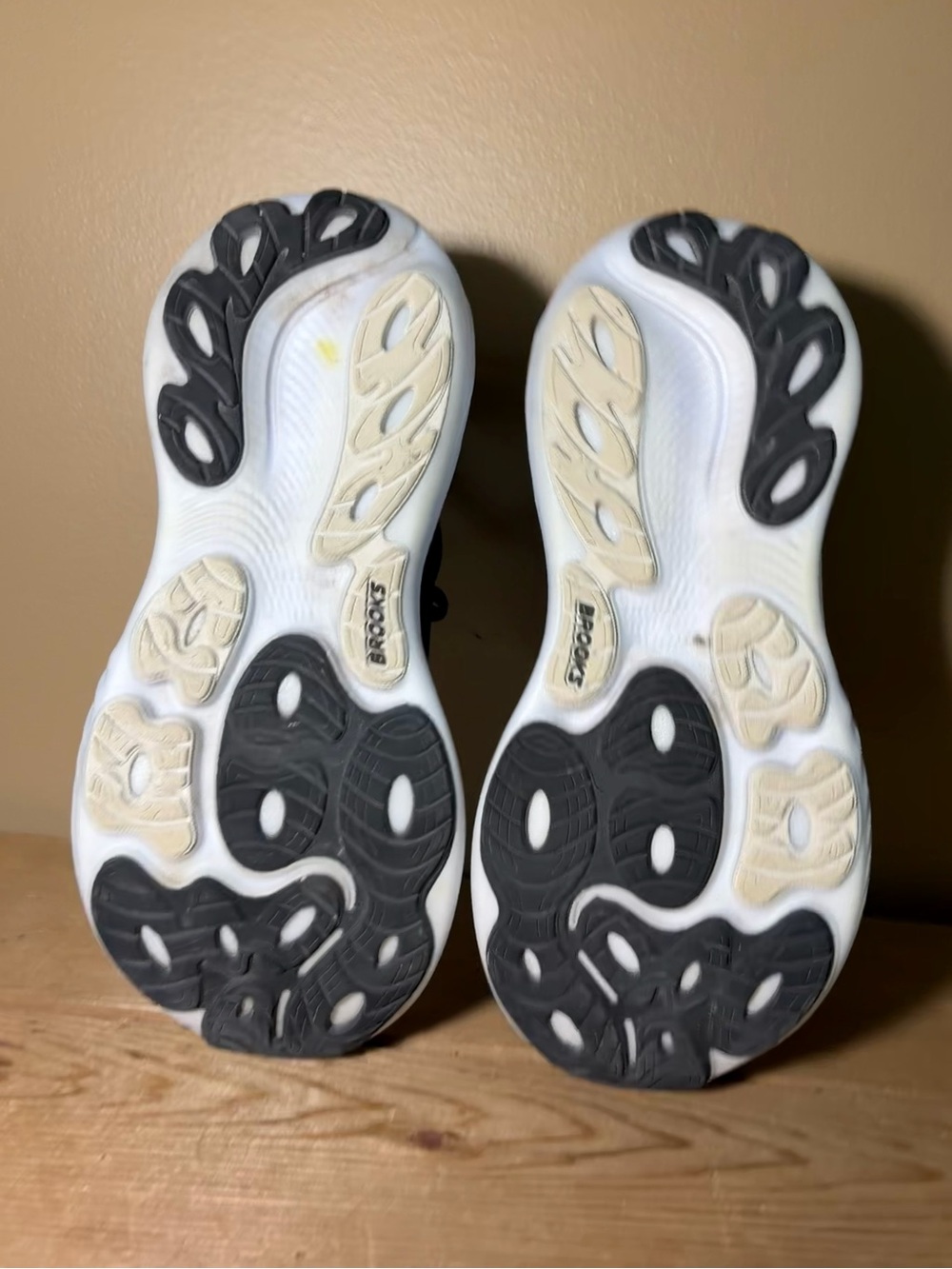 Brooks Adrenaline GTS 25 Men Size 7.5 Black White Running Shoe - Picture 9 of 9
